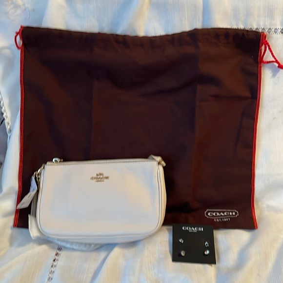 Coach cream colored Chain Handle Wristlet ,Dust Bag FREE 2 PR EARRINGS ALL NWTS - Picture 1 of 10